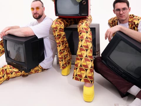 Группа «АВСТРАЛИЯ»: фотосессия с ретро-телевизорами