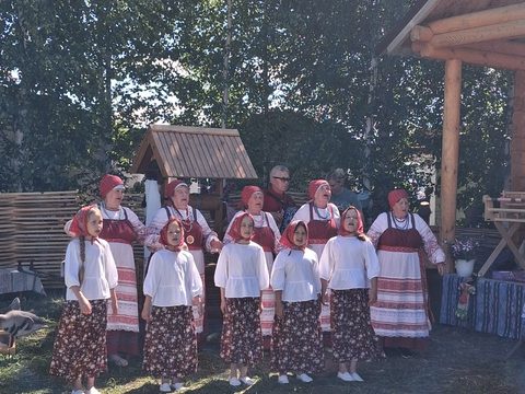 Дети в костюмах на празднике