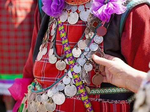 Артистки в костюмах приветствуют гостей