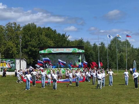 Концерт и зрители у сцены